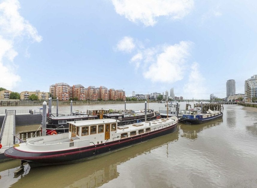 Flat Clove Hitch Quay in Greater London