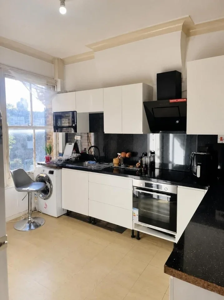 Room Barcombe Avenue in Greater London