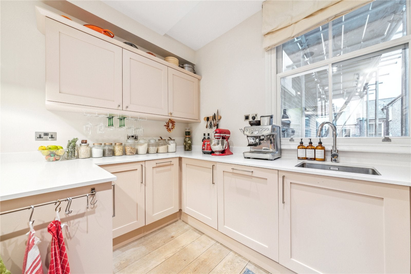 Flat Brewster Gardens in Greater London