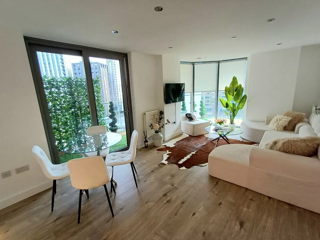 Flat Cornmill Lane in Greater London