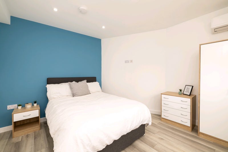 Room Tachbrook Road in Warwick
