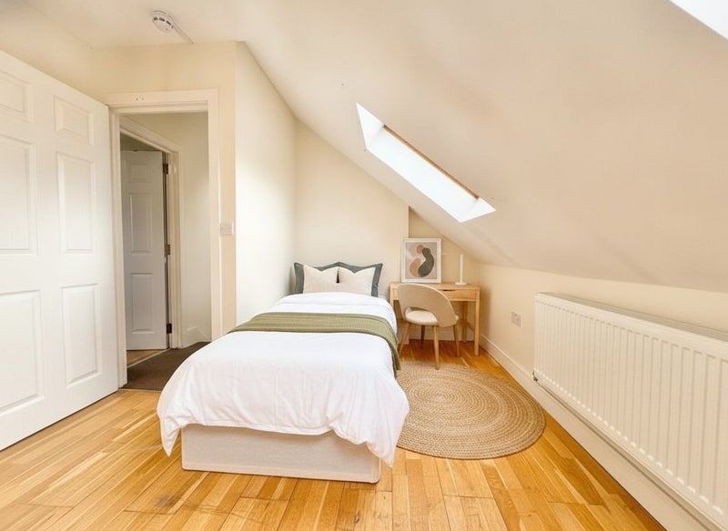 Room Ronald Close in Greater London
