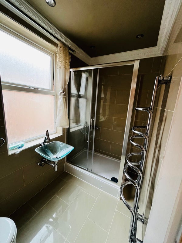 Room Manor Road in Rugby