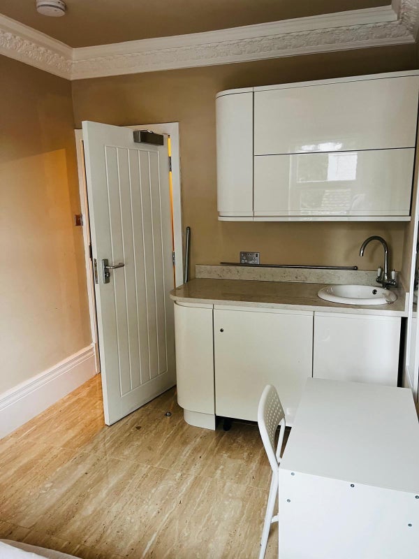 Room Manor Road in Rugby