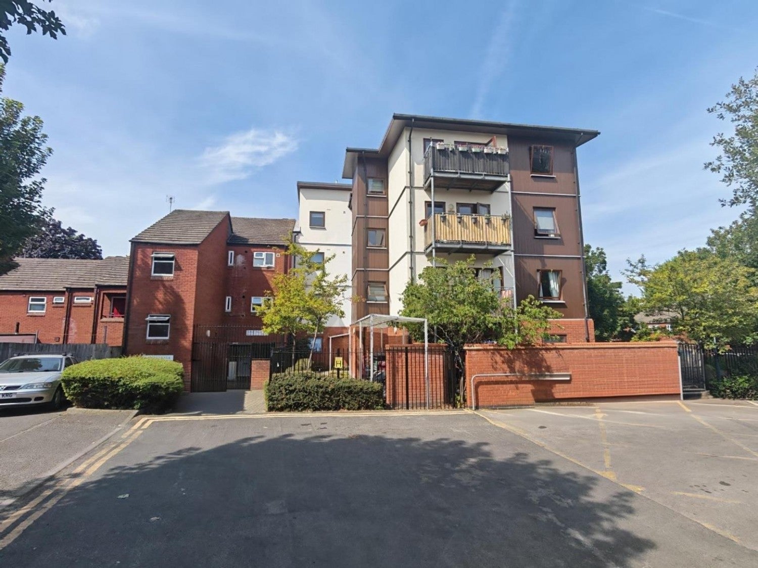 Flat Victoria Way in Reading