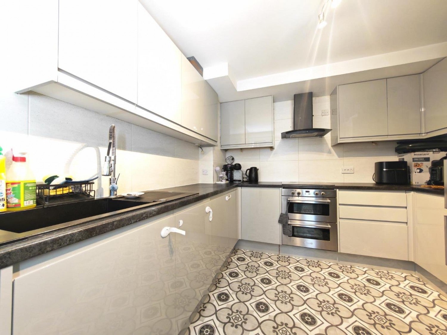 Flat Victoria Way in Reading
