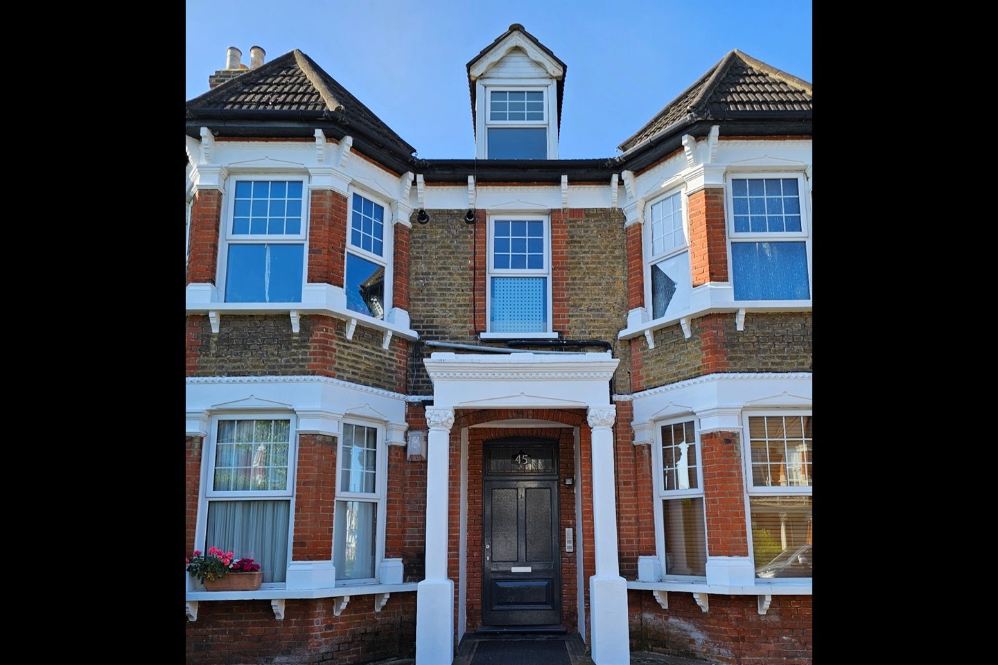 Flat Rosenthal Road in Greater London