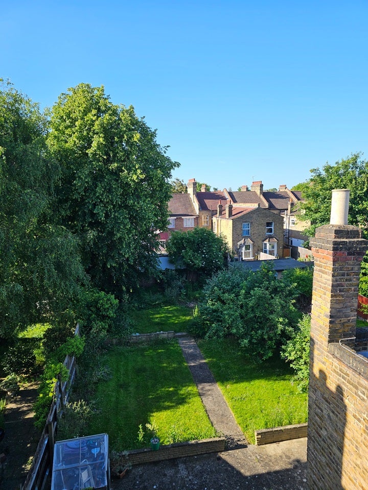 Flat Rosenthal Road in Greater London