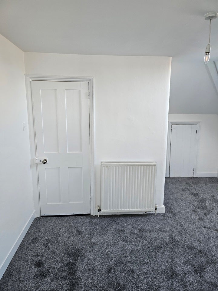 Flat Rosenthal Road in Greater London