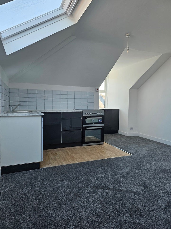 Flat Rosenthal Road in Greater London