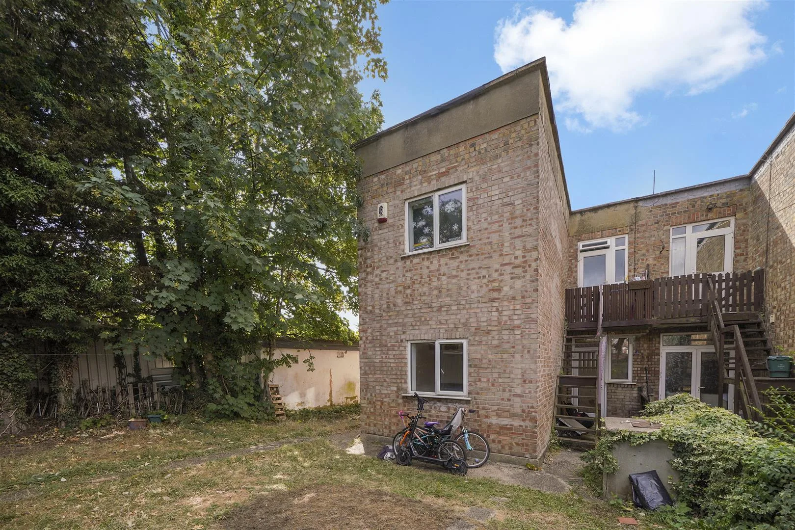 Flat Charterhouse Avenue in Greater London