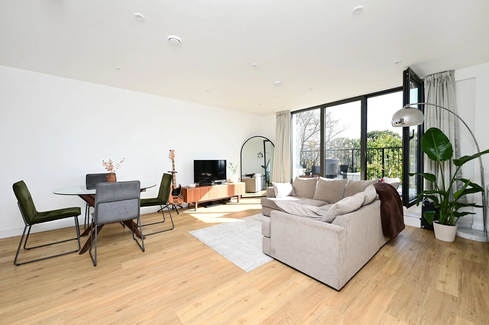 Flat Farnborough Road in Rushmoor