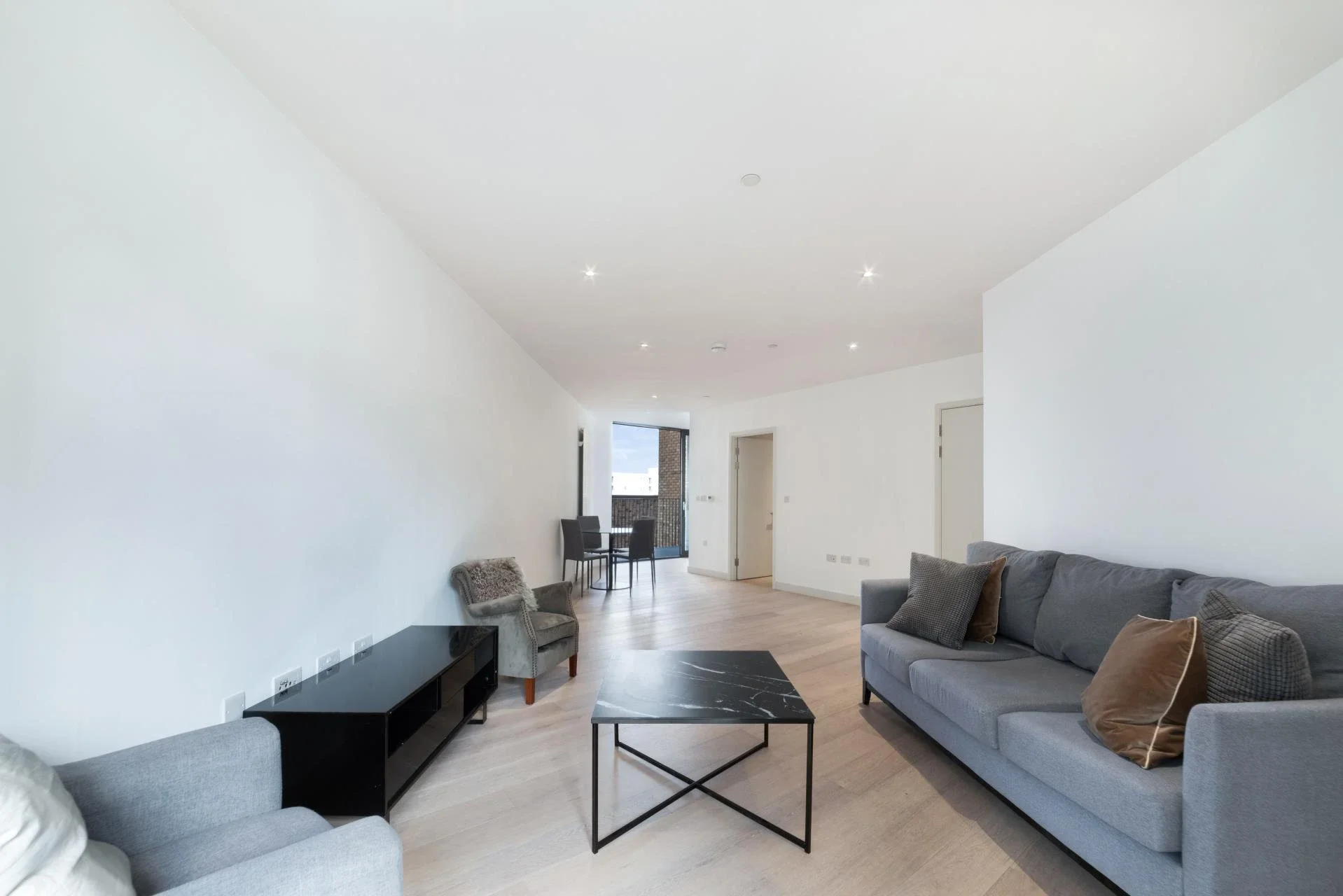 Flat Regalia Close in Greater London