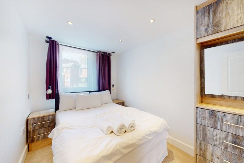 Flat Macfarlane Road in Greater London