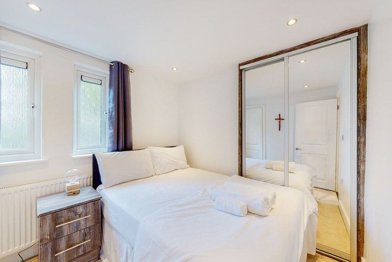Flat Macfarlane Road in Greater London