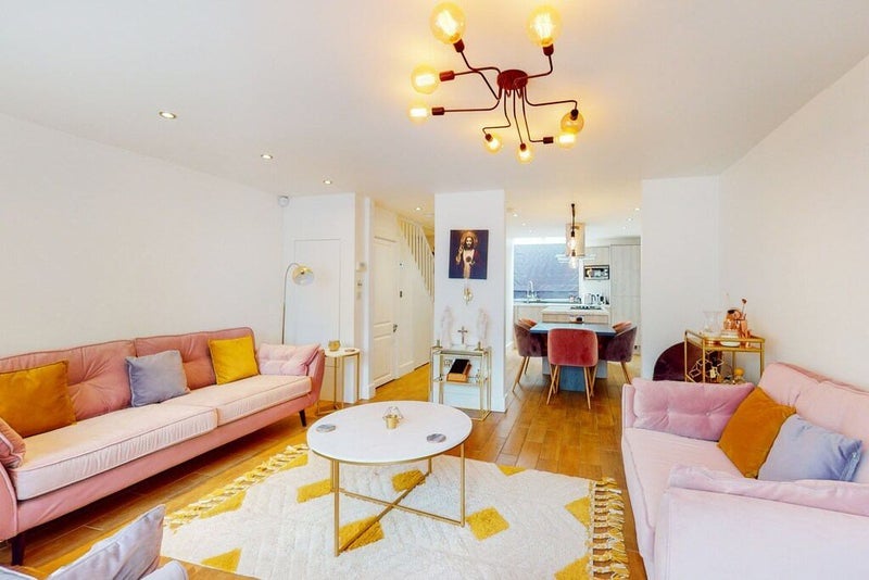 Flat Macfarlane Road in Greater London