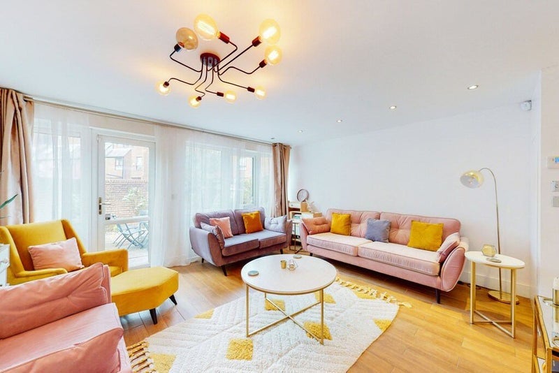 Flat Macfarlane Road in Greater London