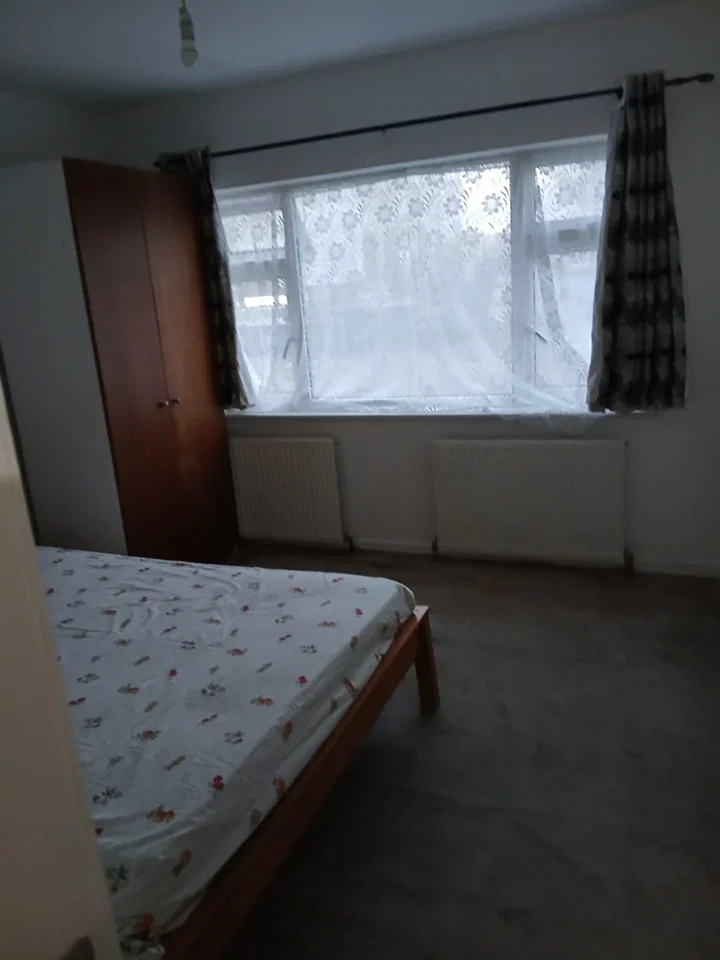 Room Rainham Road South in Greater London