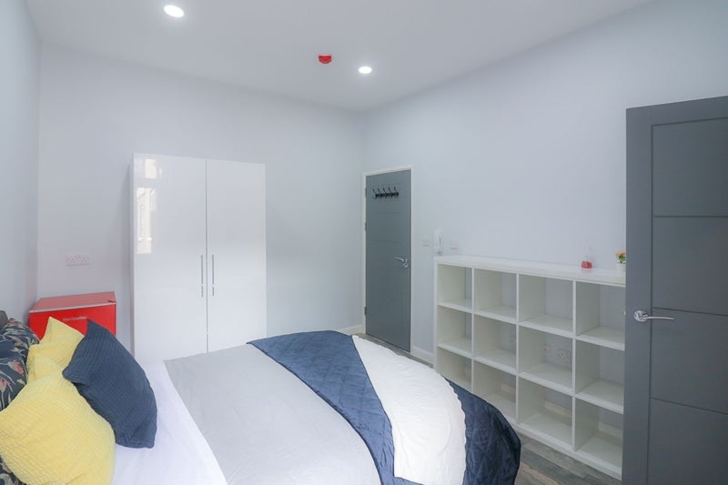 Room Whymark Avenue in Greater London