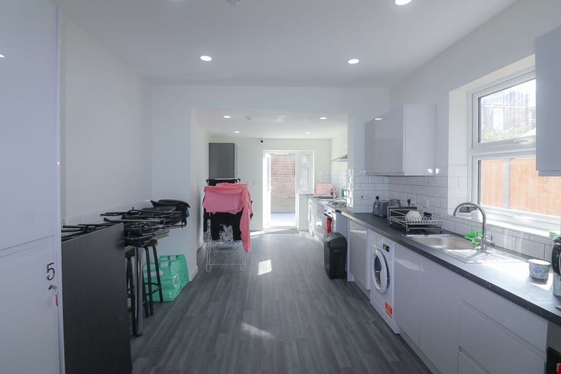 Room Whymark Avenue in Greater London