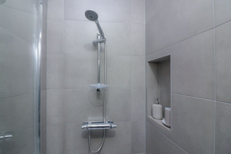 Room Whymark Avenue in Greater London