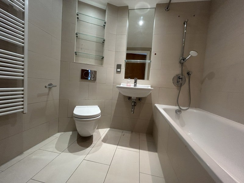 Flat Empire Way in Greater London