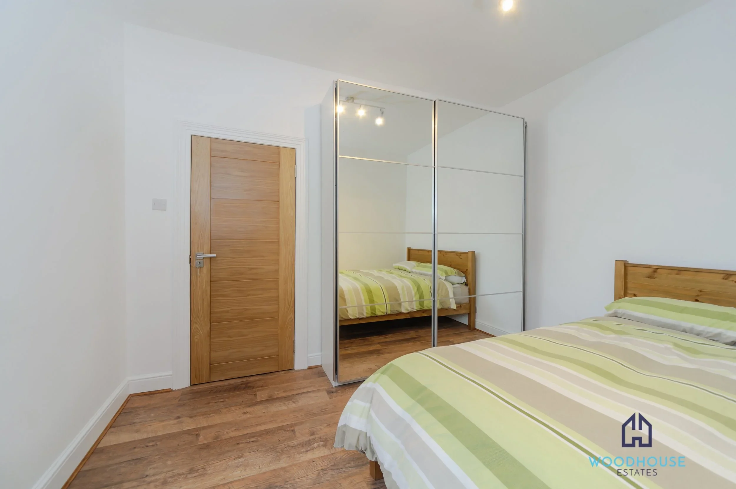 Flat Russell Road in Greater London