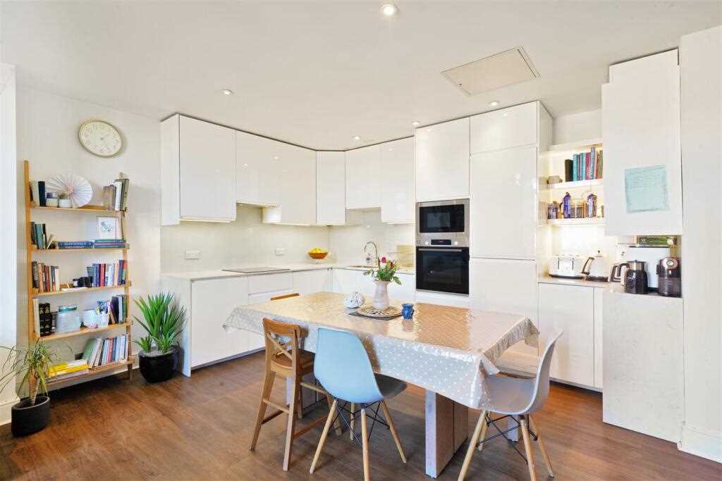 Flat Hawarden Hill in Greater London