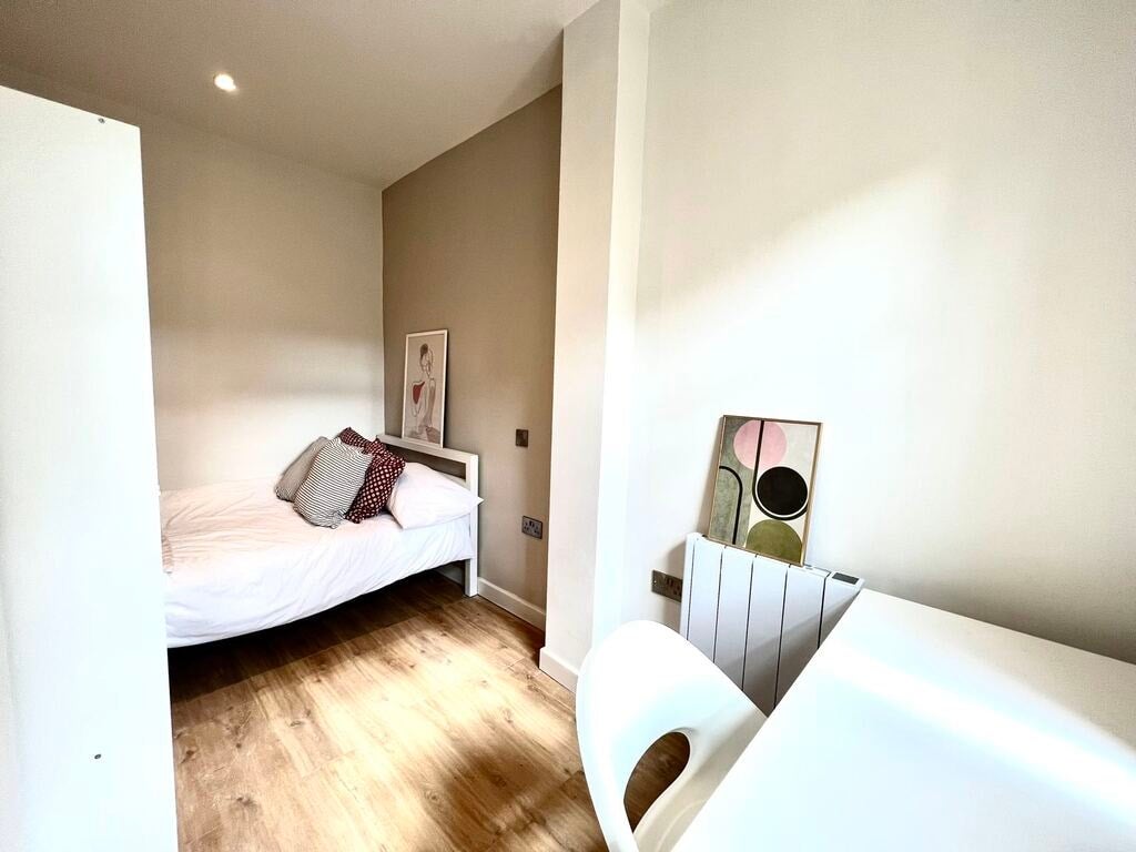 Room Hawks Road in Greater London