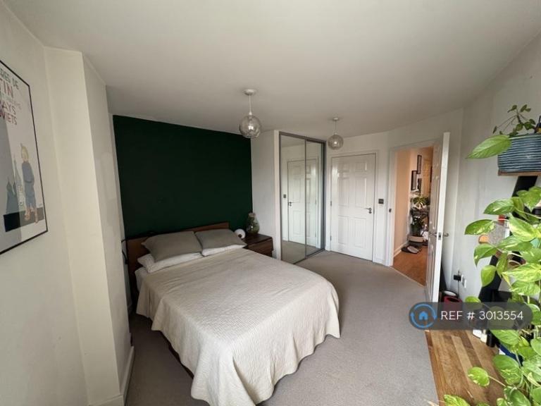 Flat Pancras Way in Greater London