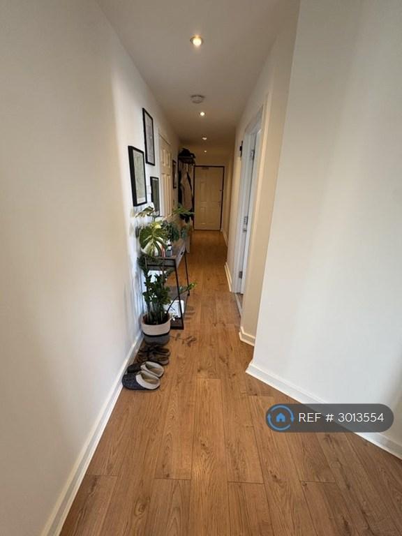 Flat Pancras Way in Greater London