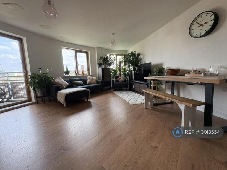 Flat Pancras Way in Greater London