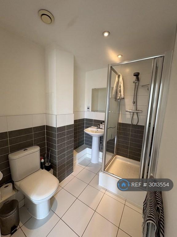 Flat Pancras Way in Greater London