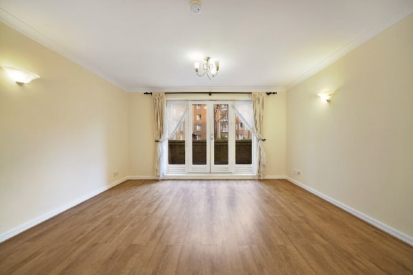 Flat Homer Drive in Greater London