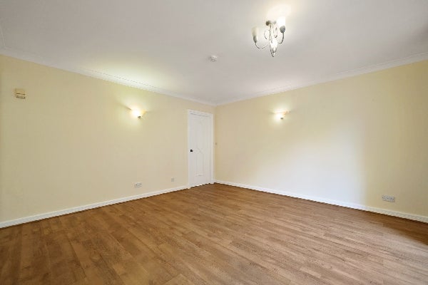 Flat Homer Drive in Greater London