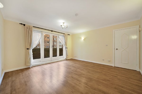 Flat Homer Drive in Greater London