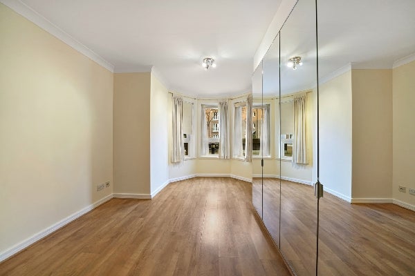 Flat Homer Drive in Greater London