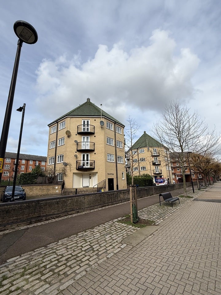 Flat Garter Way in Greater London