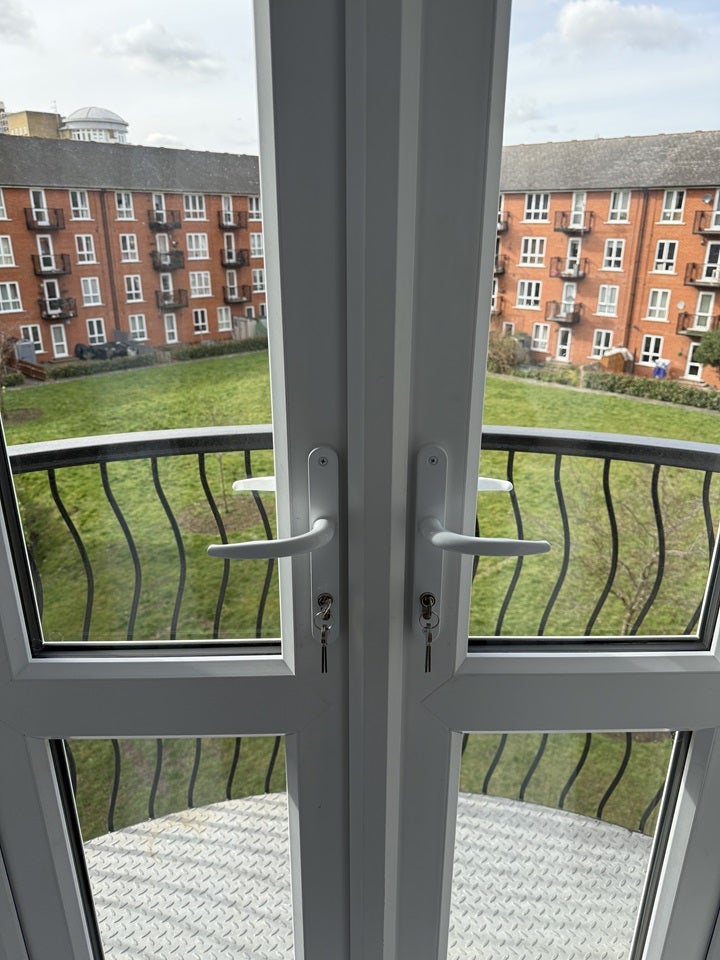 Flat Garter Way in Greater London