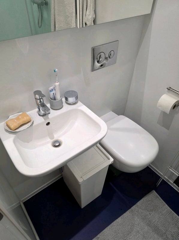 Room Gunwhale Close in Greater London