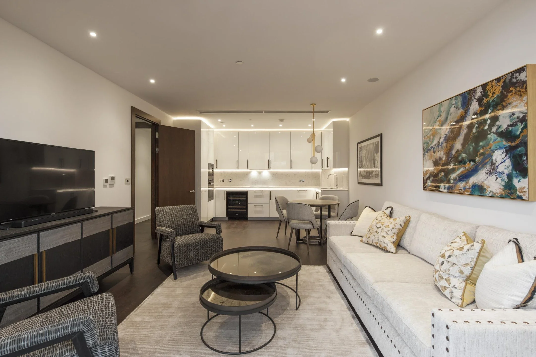 Flat Ponton Road in Greater London
