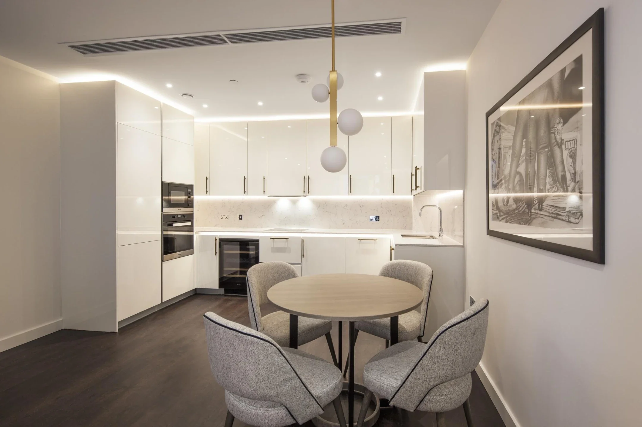 Flat Ponton Road in Greater London