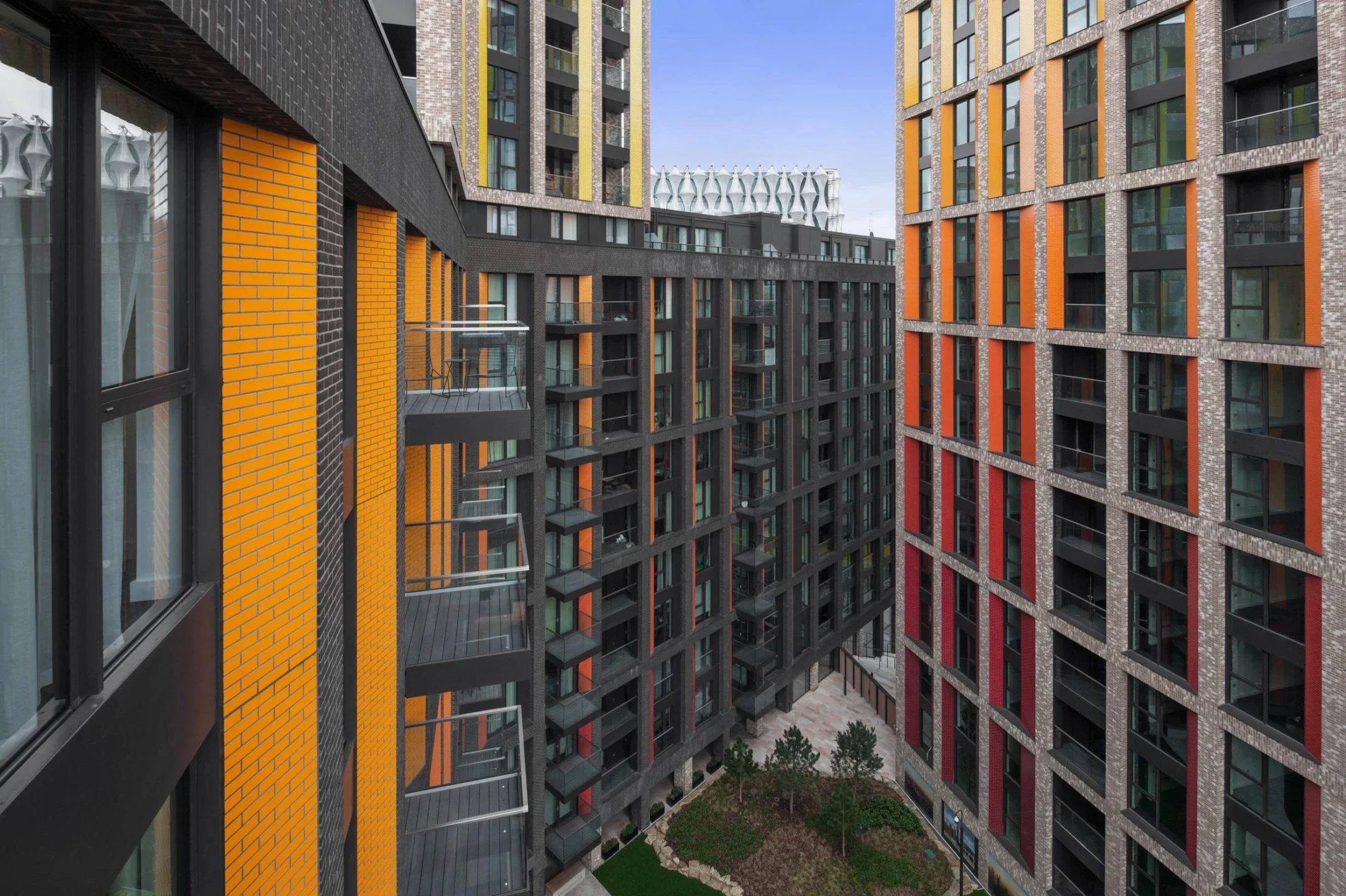 Flat Ponton Road in Greater London