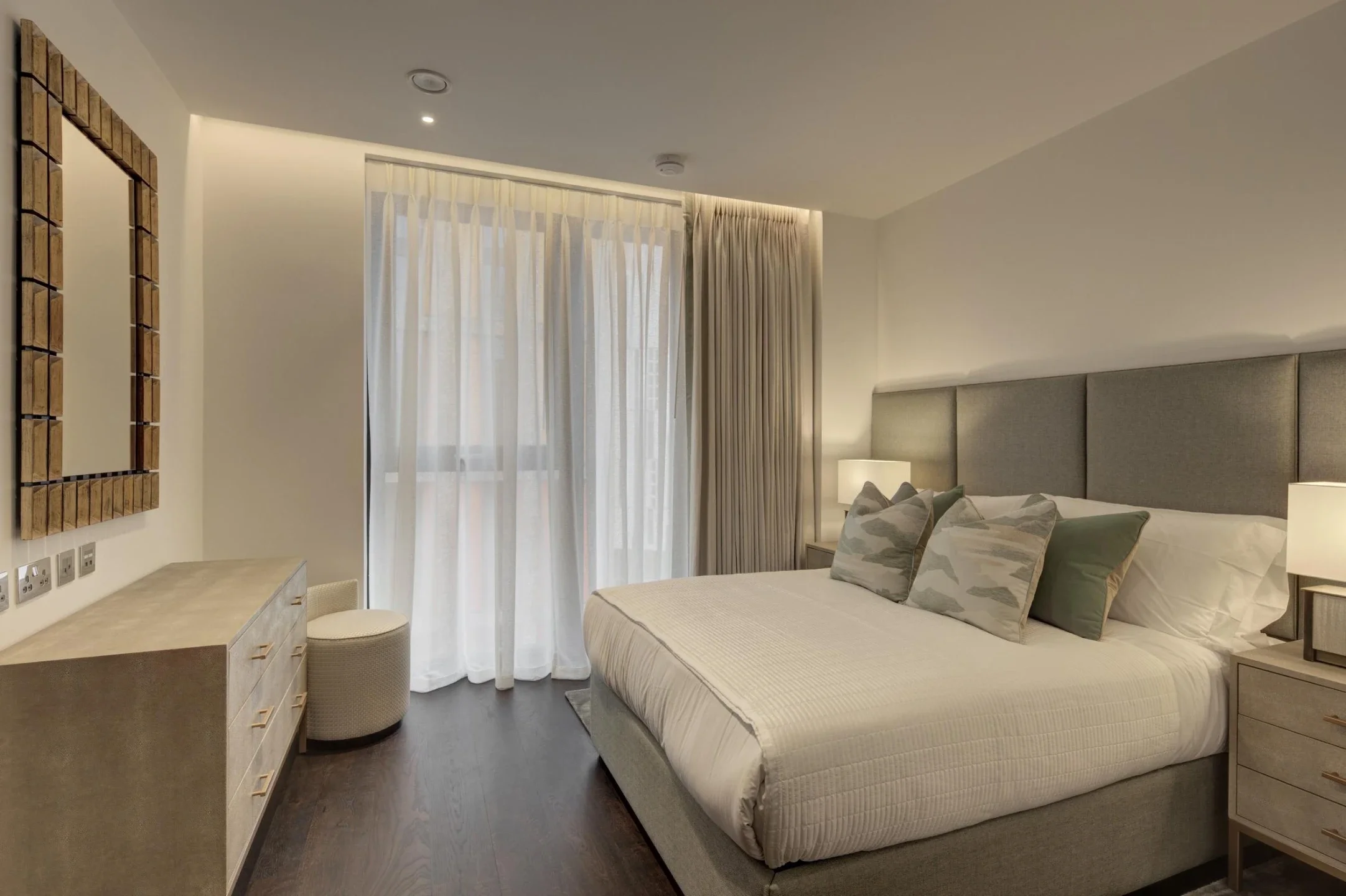 Flat Ponton Road in Greater London