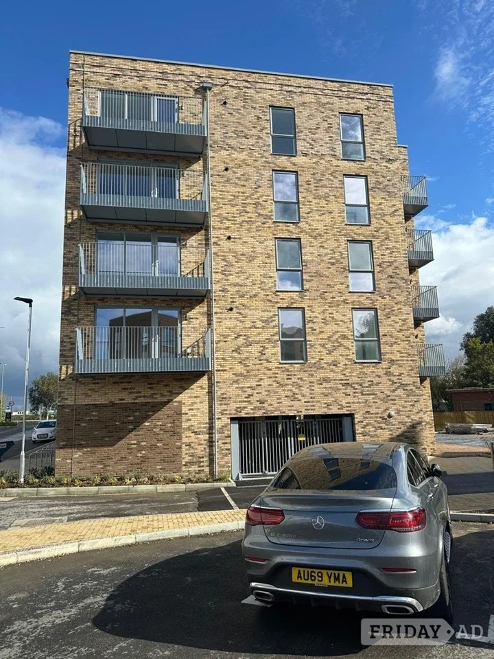 Flat Crossways Boulevard in Dartford
