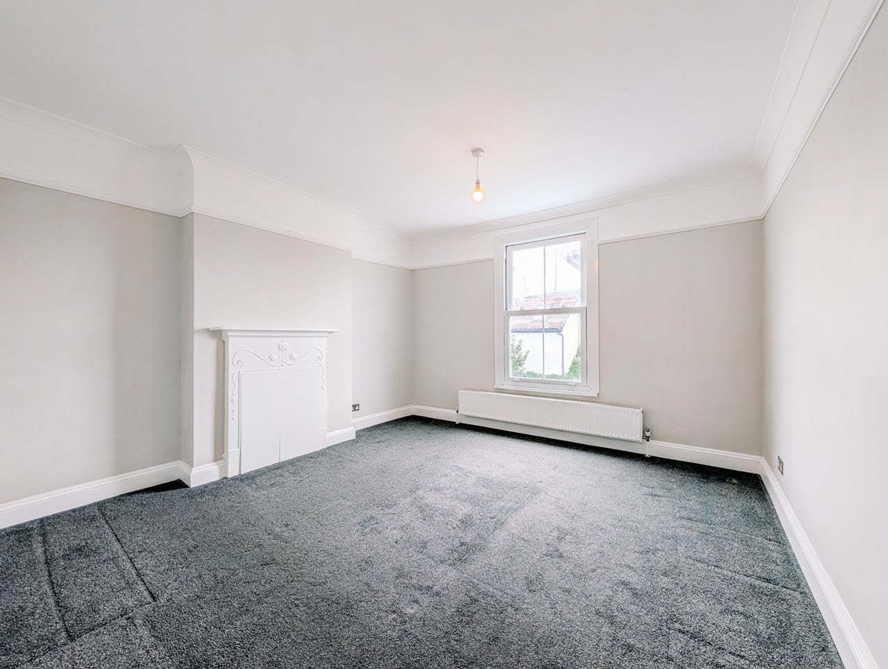 Flat Nimrod Road in Greater London