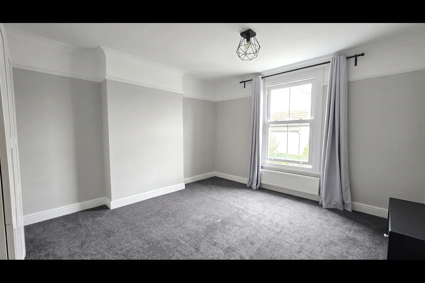 Flat Nimrod Road in Greater London