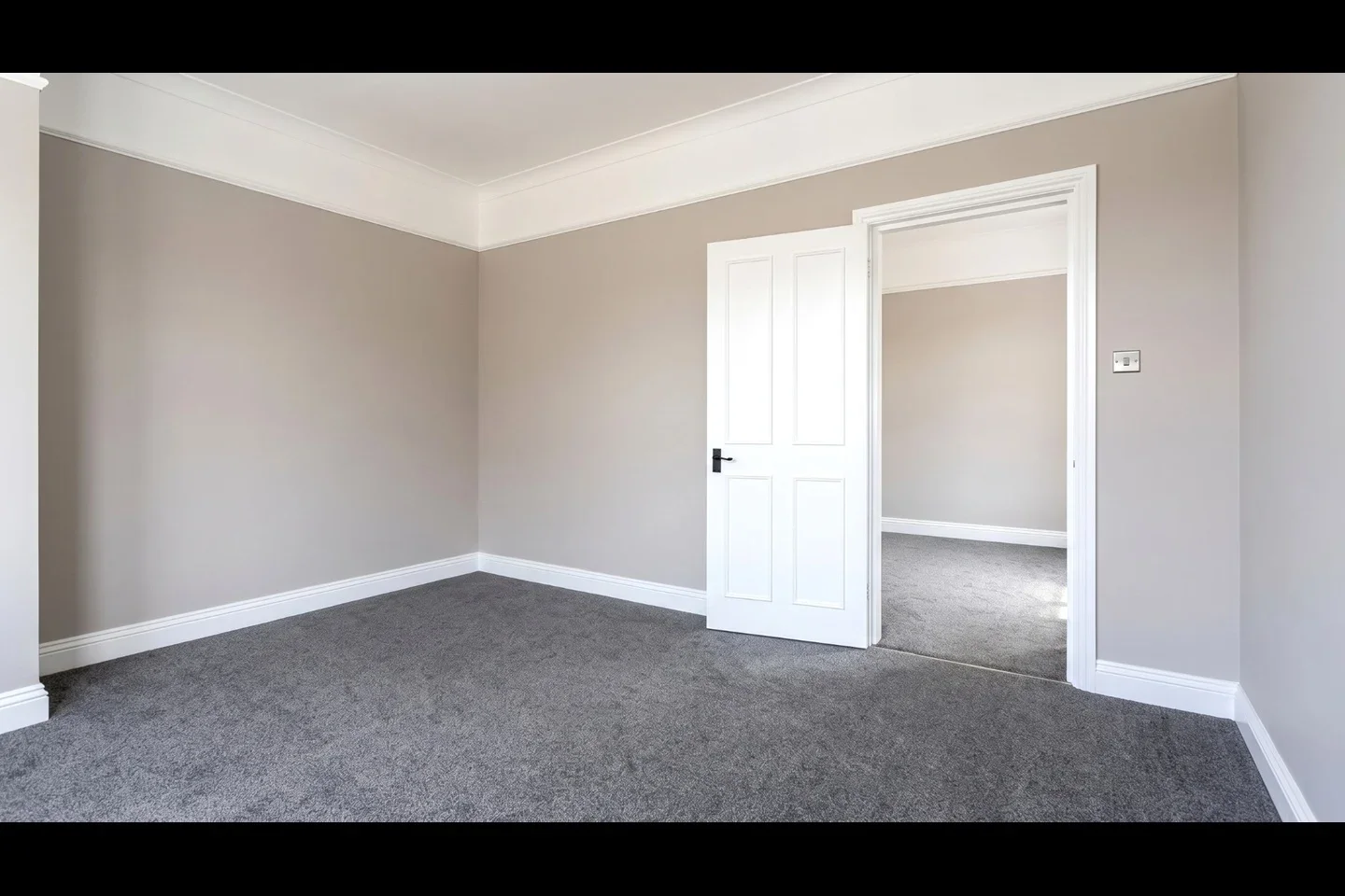 Flat Nimrod Road in Greater London