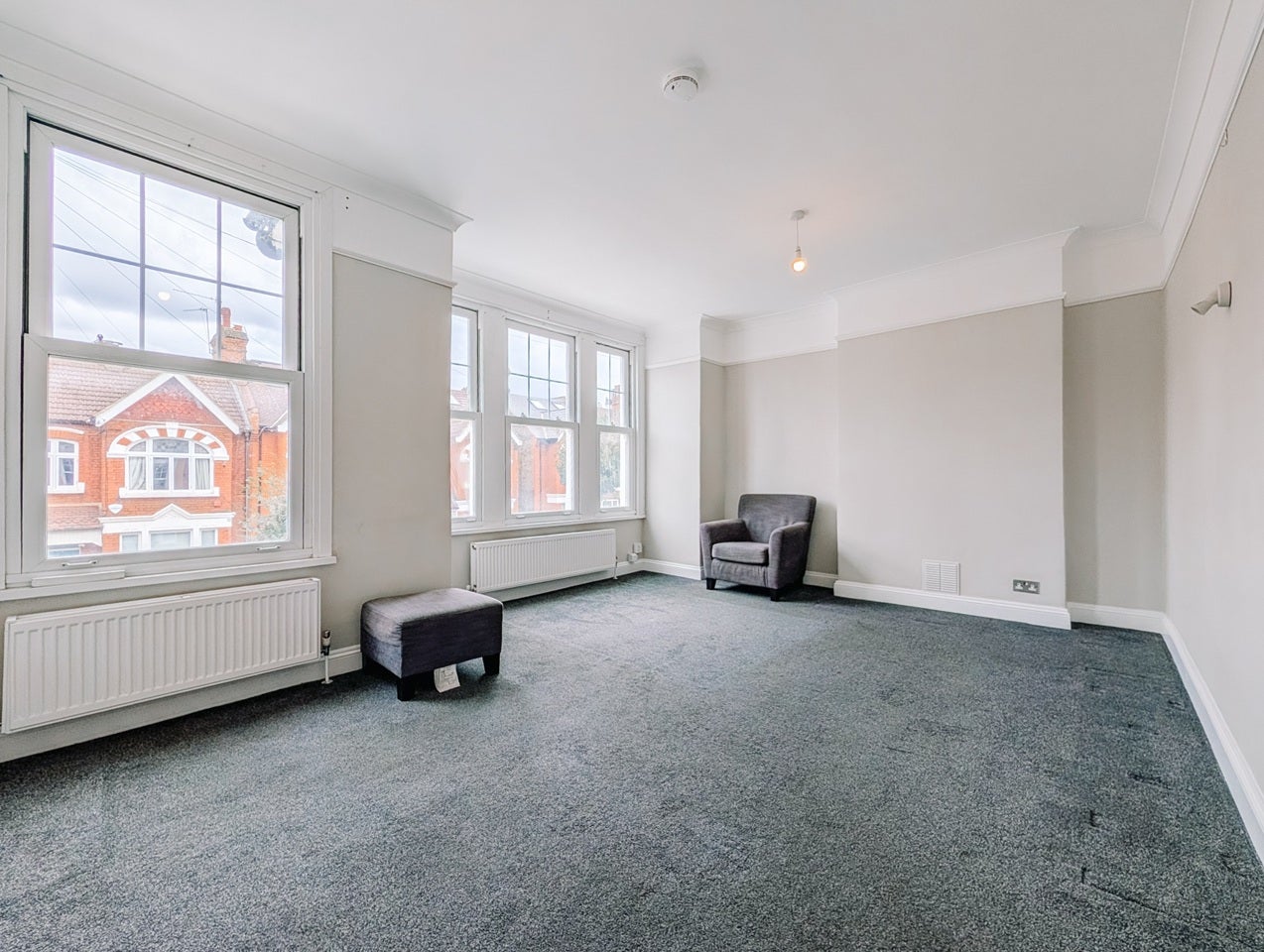 Flat Nimrod Road in Greater London