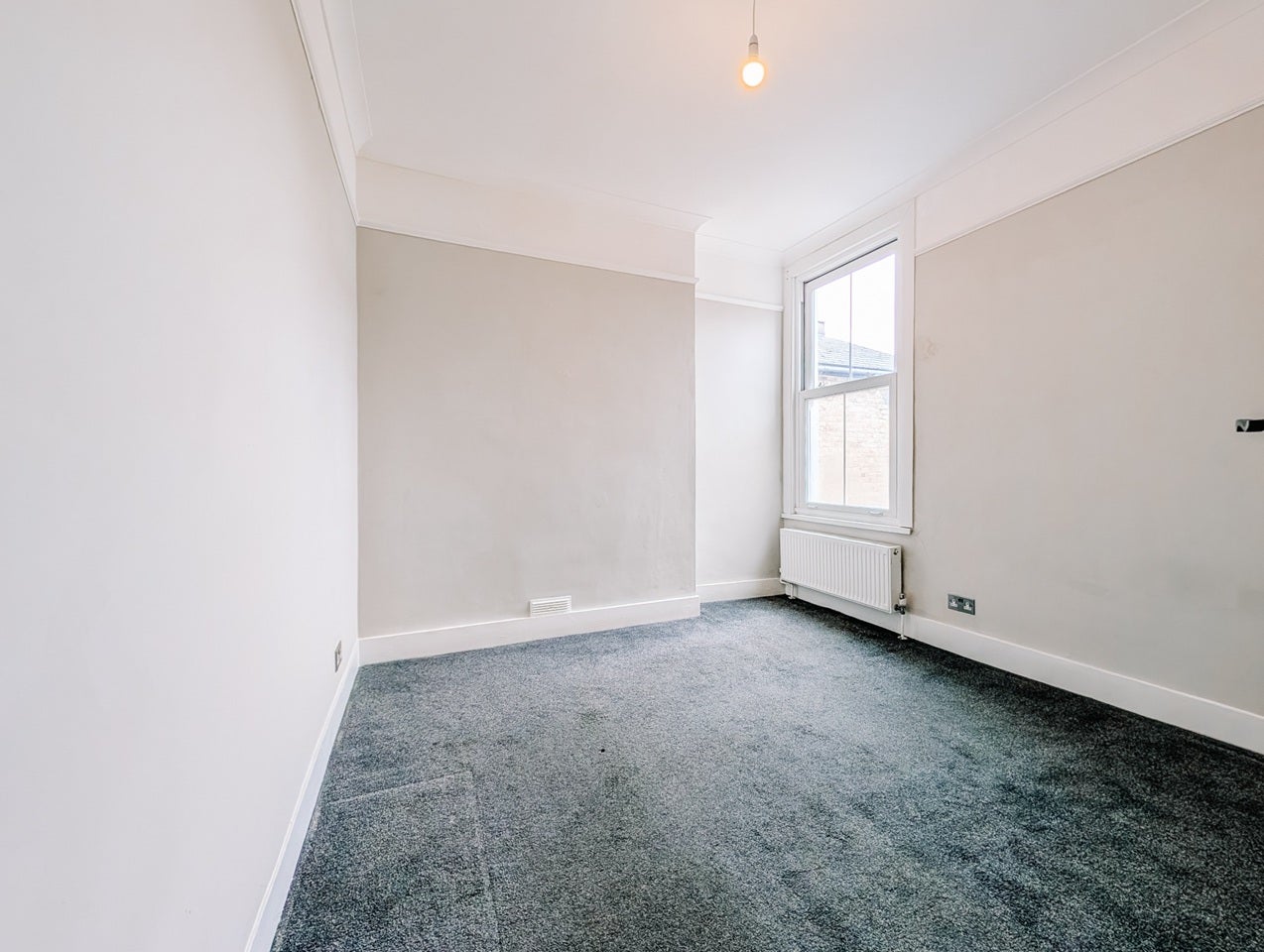 Flat Nimrod Road in Greater London